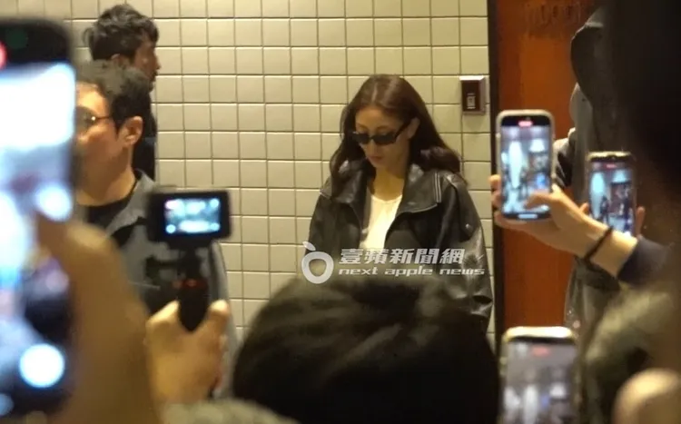 凌晨12點，結束2小時慶功宴，志效率先步出餐廳，粉絲們紛紛拿出手機紀錄。特勤中心攝