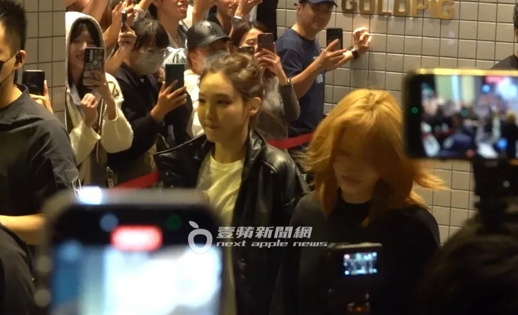 日本成員MOMO（右）與娜璉一起步出餐廳快步上車。特勤中心攝