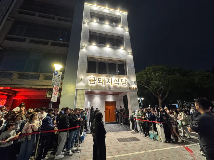 台北中山區的米其林燒肉餐廳金豬食堂外，擠滿近千名，韓國女子天團TWICE的粉絲。特勤中心攝