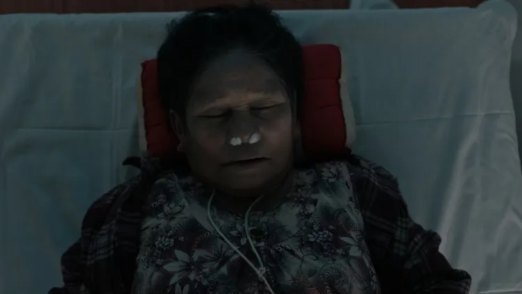 《送葬人2》喬伊奶奶被閃電擊中後身亡，又莫名其妙復活。車庫娛樂提供