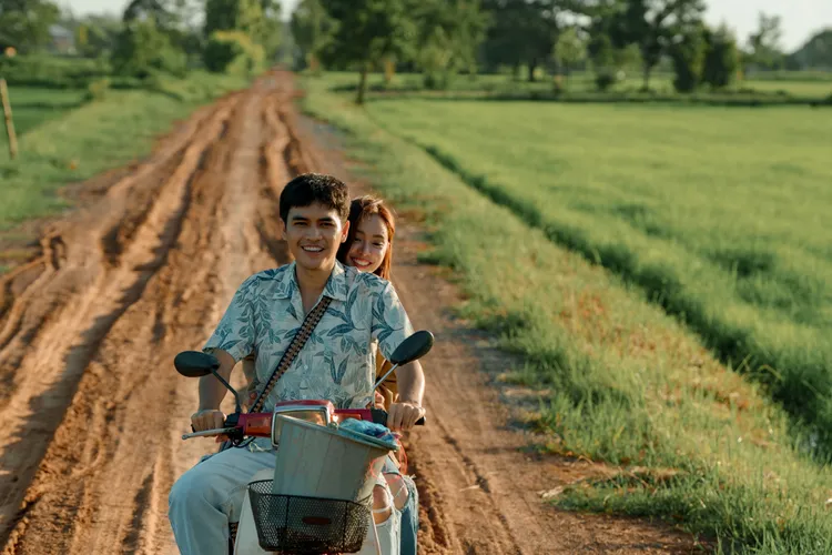 Joey（前）、Oom飾演情侶。車庫娛樂提供