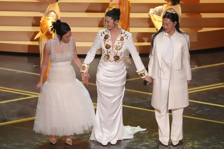 Audrey Nuna（中）無論是紅毯造型或是演出戰袍都離不開金色元素‘。美聯社
