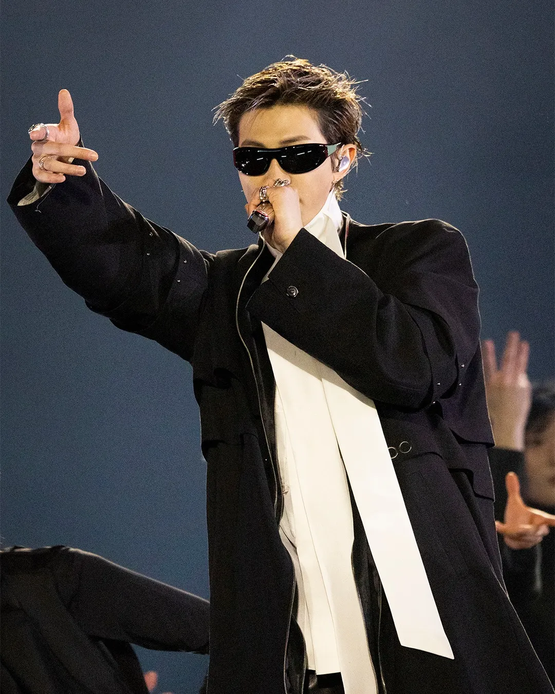 RM以長版外套搭配皮褲、墨鏡。翻攝Netflix IG