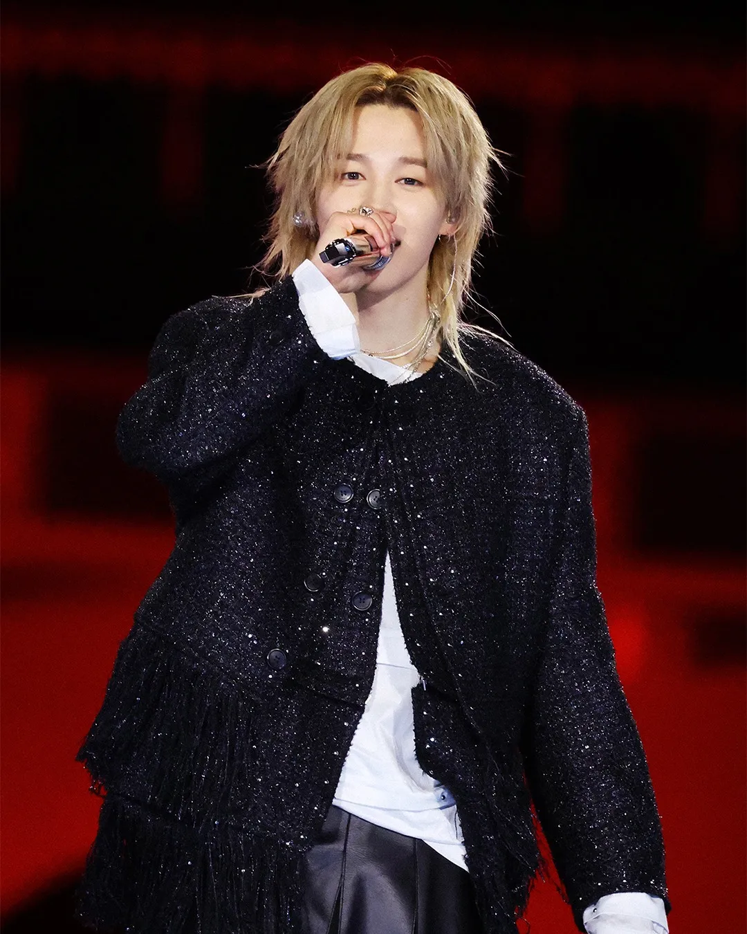 Jimin換上花呢排扣外套。翻攝Netflix IG