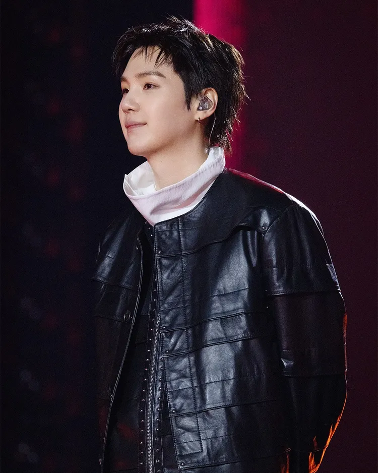 SUGA的黑色皮革夾克以線條勾勒出傳統鎧甲元素。翻攝Netflix IG