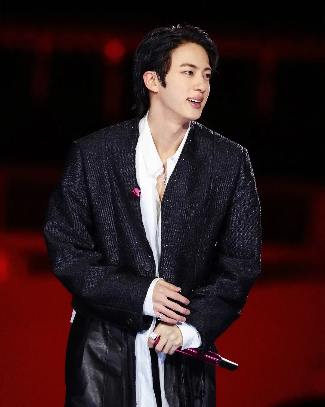 Jin以無領拼接外套疊搭白色襯衫。翻攝Netflix IG