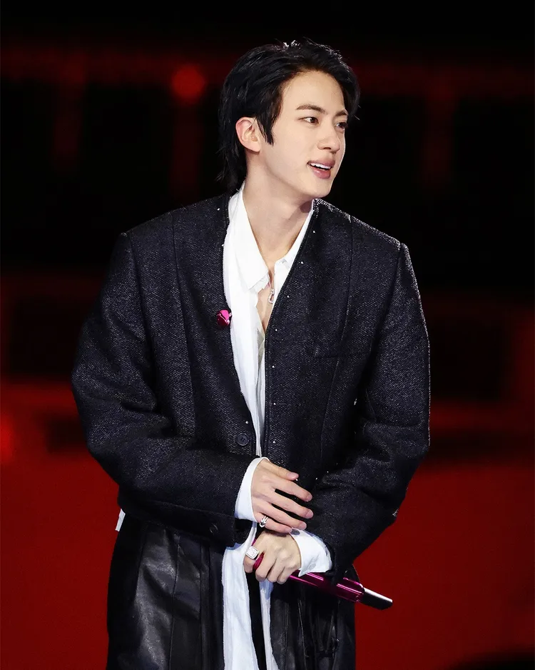 Jin以無領拼接外套疊搭白色襯衫。翻攝Netflix IG