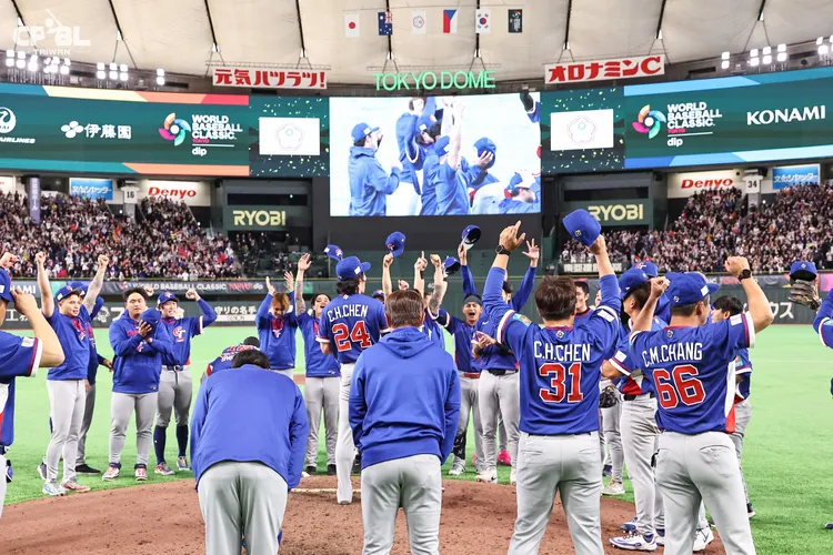 中華隊在WBC經典賽打贏韓國隊，讓現場許多球迷都感動落淚。翻攝CPBL中華職棒臉書