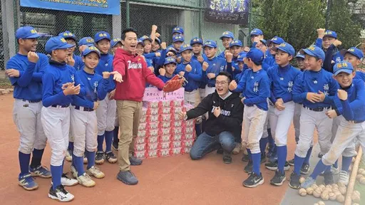 「每個幸運都是辛苦堆砌而成」　何志偉探望國小少棒隊盼棒球扎根傳承