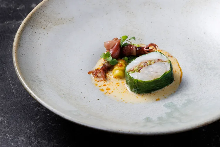 紅喉魚搭配豆苗及青豆、螢烏賊佐自製紅油，展現細緻魚鮮與香料氣息。豊漁餐飲集團提供