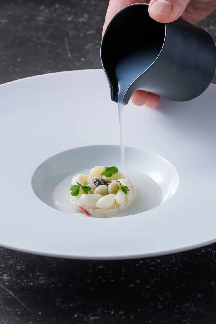 松葉蟹搭配百合、荸薺奶與魚子醬，以天然甜味與鹹香層次呈現春季輕盈風味。豊漁餐飲集團提供