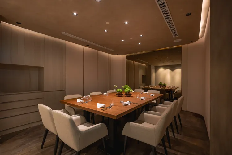 有專屬出入口的包廂，簡約條線中勾勒出隱密、大器的社交場域。豊漁餐飲集團提供