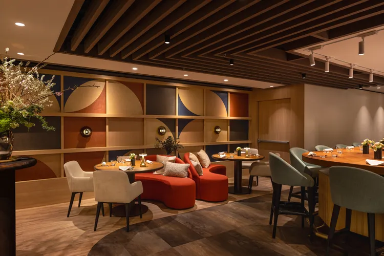 空間設計融合中世紀現代風格的幾何美學與美式西岸的隨性氣息。豊漁餐飲集團提供