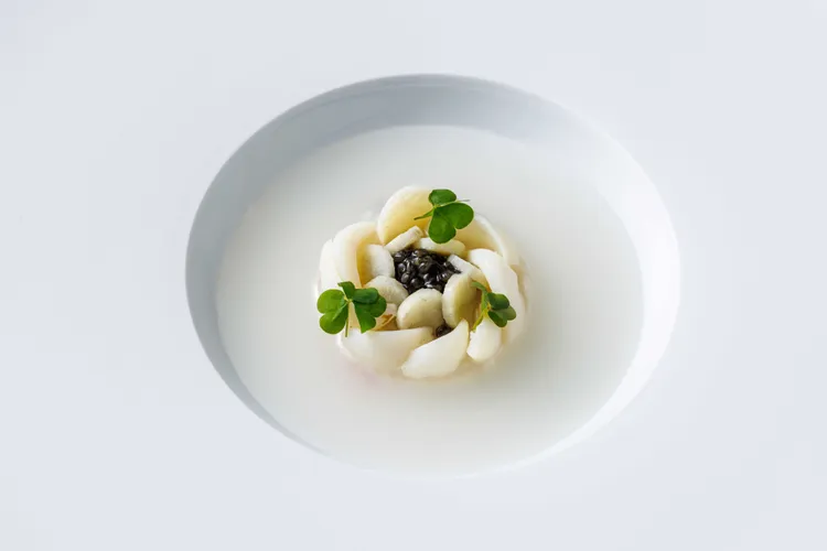 松葉蟹搭配百合、荸薺奶與魚子醬，以天然甜味與鹹香層次呈現春季輕盈風味。豊漁餐飲集團提供