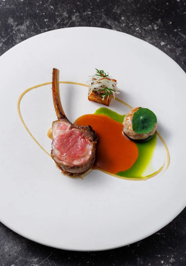 紐西蘭Lumina羊肉結合自製羊五花臘肉與蒜香元素，呈現濃郁主菜結構。豊漁餐飲集團提供