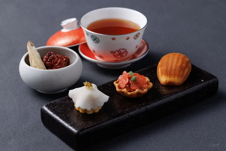 由菊花情人果、洋甘菊番茄與薰衣草白桃蜜餞延伸茶點，為餐桌畫下春意芬芳的收尾。豊漁餐飲集團提供