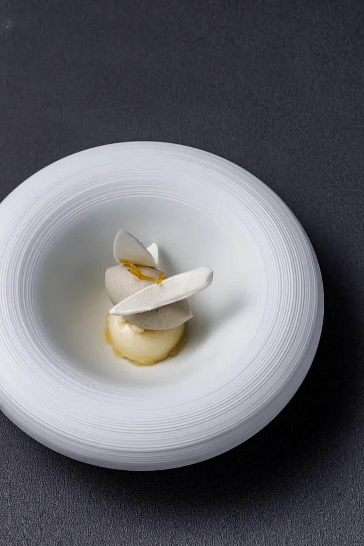 以甘蔗為主題，從慕斯、冰淇淋到蛋白霜完整呈現台灣甘蔗香甜風味。豊漁餐飲集團提供