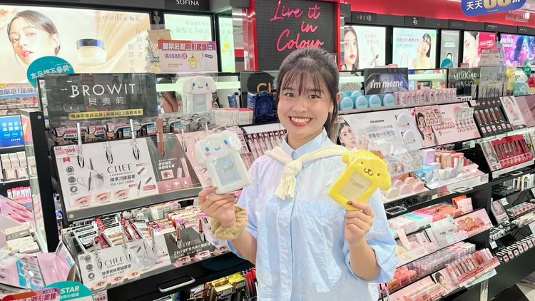 屈臣氏開架彩妝任選混搭第二件5折，指定商品買一送一，滿額再送大耳狗布丁狗限定絨毛卡套，連細節都可愛滿點。業者提供