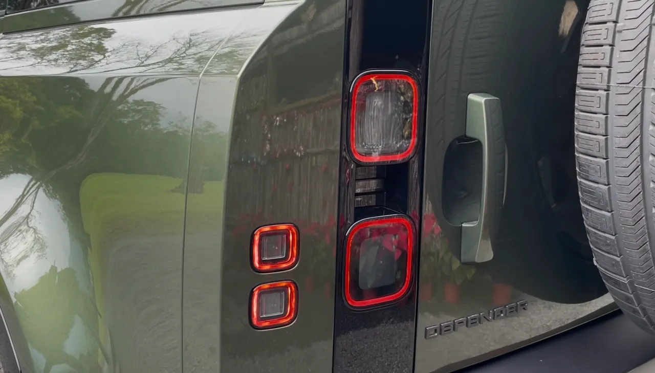 小改款Defender尾燈換上嵌入式設計，燻黑化處理讓尾部輪廓更立體，倒車燈也加亮10%。林浩昇攝