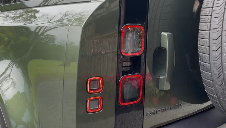 小改款Defender尾燈換上嵌入式設計，燻黑化處理讓尾部輪廓更立體，倒車燈也加亮10%。林浩昇攝