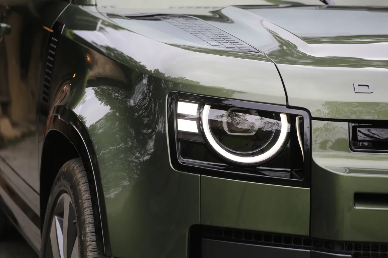 頭燈內的日行燈改為平面光源看起來更有現代感，大燈燈殼也變得更薄，整體前臉線條更俐落。林浩昇攝