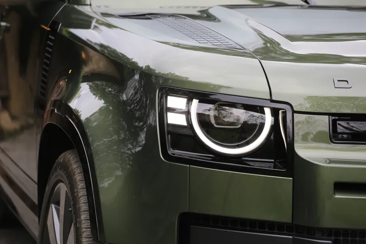 頭燈內的日行燈改為平面光源看起來更有現代感，大燈燈殼也變得更薄，整體前臉線條更俐落。林浩昇攝