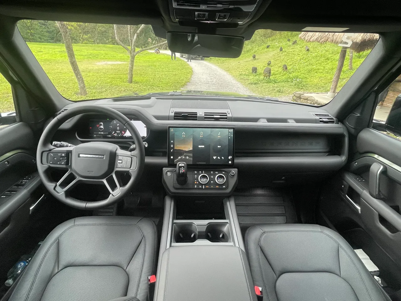 座艙設計在保留Defender粗獷元素的同時，也融入大量現代科技配置，其中央多媒體系統螢幕尺寸升級為13吋曲面觸控設計。林浩昇攝