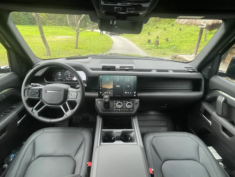 座艙設計在保留Defender粗獷元素的同時，也融入大量現代科技配置，其中央多媒體系統螢幕尺寸升級為13吋曲面觸控設計。林浩昇攝