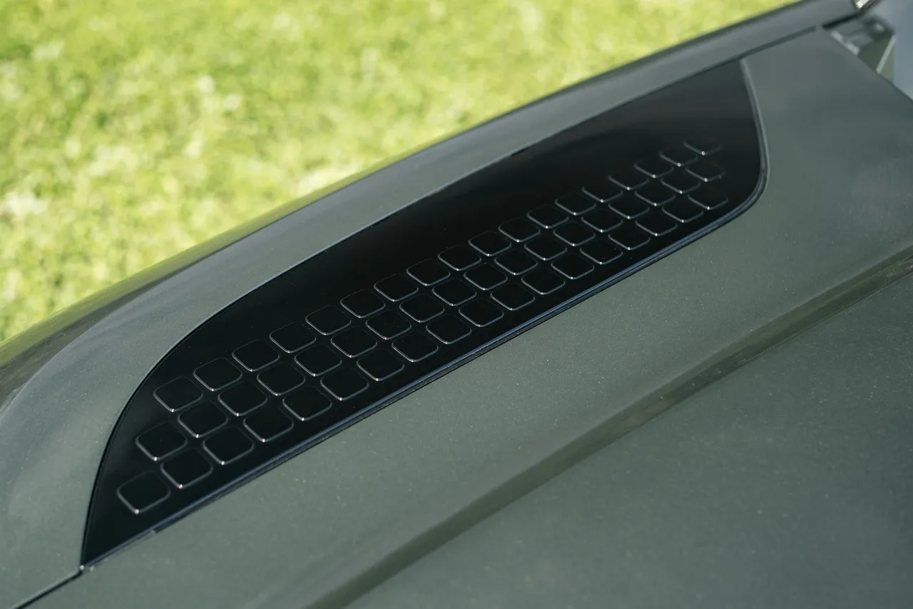 全新引擎飾蓋採用的是Squ-ircle的設計元素。JLR提供