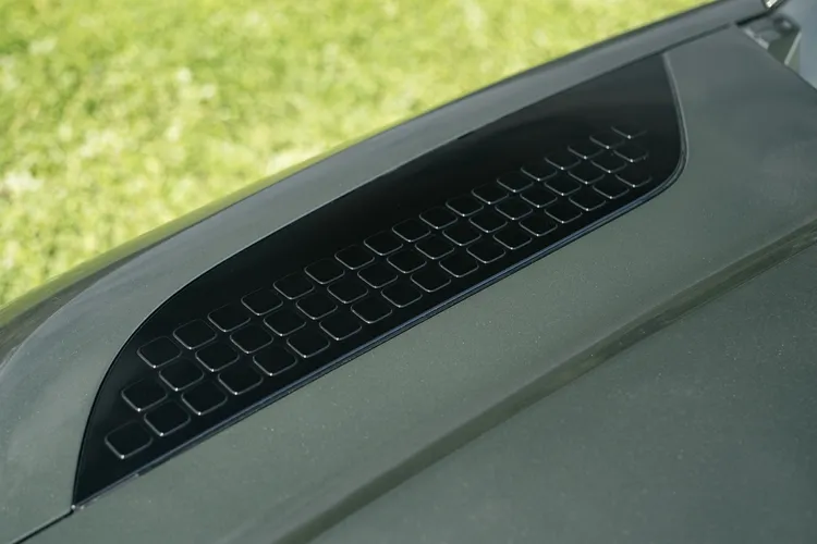 全新引擎飾蓋採用的是Squ-ircle的設計元素。JLR提供