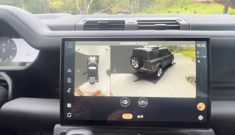 360度環景系統在這樣的狹窄山道中相當實用，透過俯視畫面可以清楚掌握車身與路邊距離。林浩昇攝