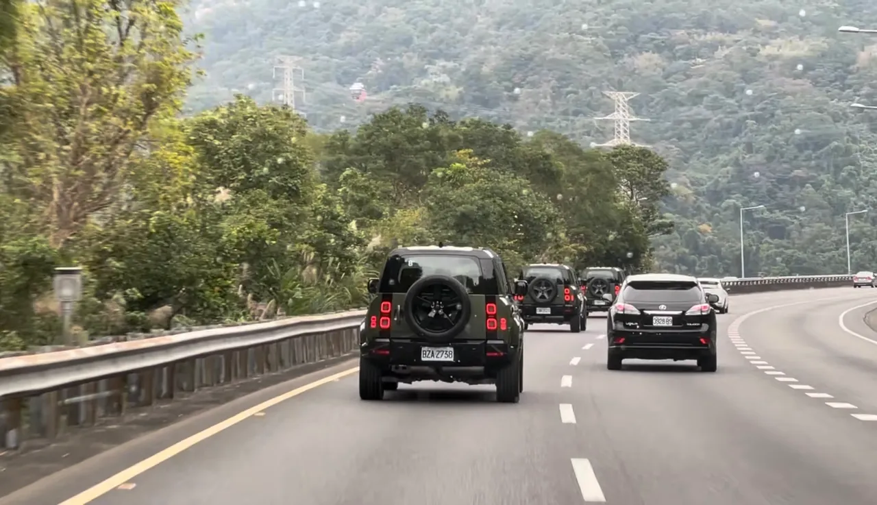 Defender D350 X-Dynamic HSE這具3.0升直列六缸柴油引擎，上路後最直接的差異便是來自低轉速區間更為飽滿的扭力輸出。林浩昇攝