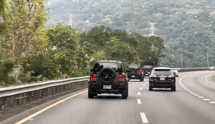 Defender D350 X-Dynamic HSE這具3.0升直列六缸柴油引擎，上路後最直接的差異便是來自低轉速區間更為飽滿的扭力輸出。林浩昇攝