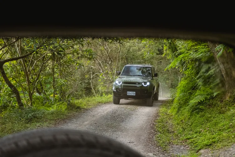 通往部落的山路多為碎石與泥土地面鋪成的非鋪裝道路。JLR提供