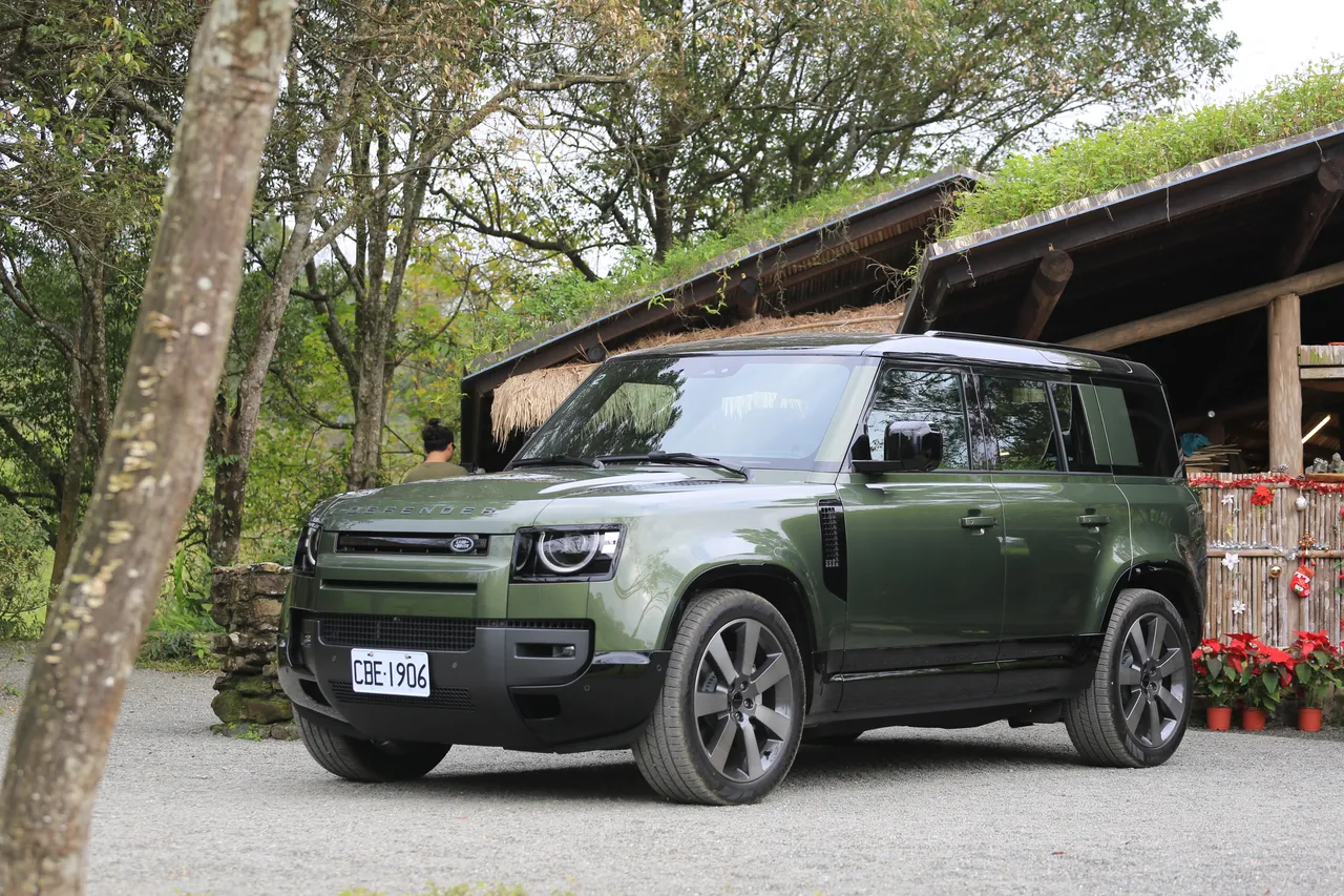 車頭依舊維持Defender經典的方正比例，大面積水箱護罩與厚實保桿線條，讓整體視覺顯得相當硬派。兩側 LED 頭燈造型簡潔俐落，既保留家族辨識度，也替這輛越野休旅增添現代科技氣息。林浩昇攝