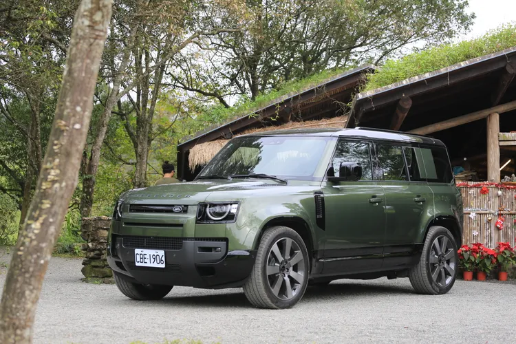 車頭依舊維持Defender經典的方正比例，大面積水箱護罩與厚實保桿線條，讓整體視覺顯得相當硬派。兩側 LED 頭燈造型簡潔俐落，既保留家族辨識度，也替這輛越野休旅增添現代科技氣息。林浩昇攝