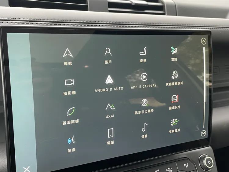 小改款Defender配備全新大尺寸觸控螢幕，顯示範圍更寬，操作介面清晰，座艙科技感瞬間提升。林浩昇攝