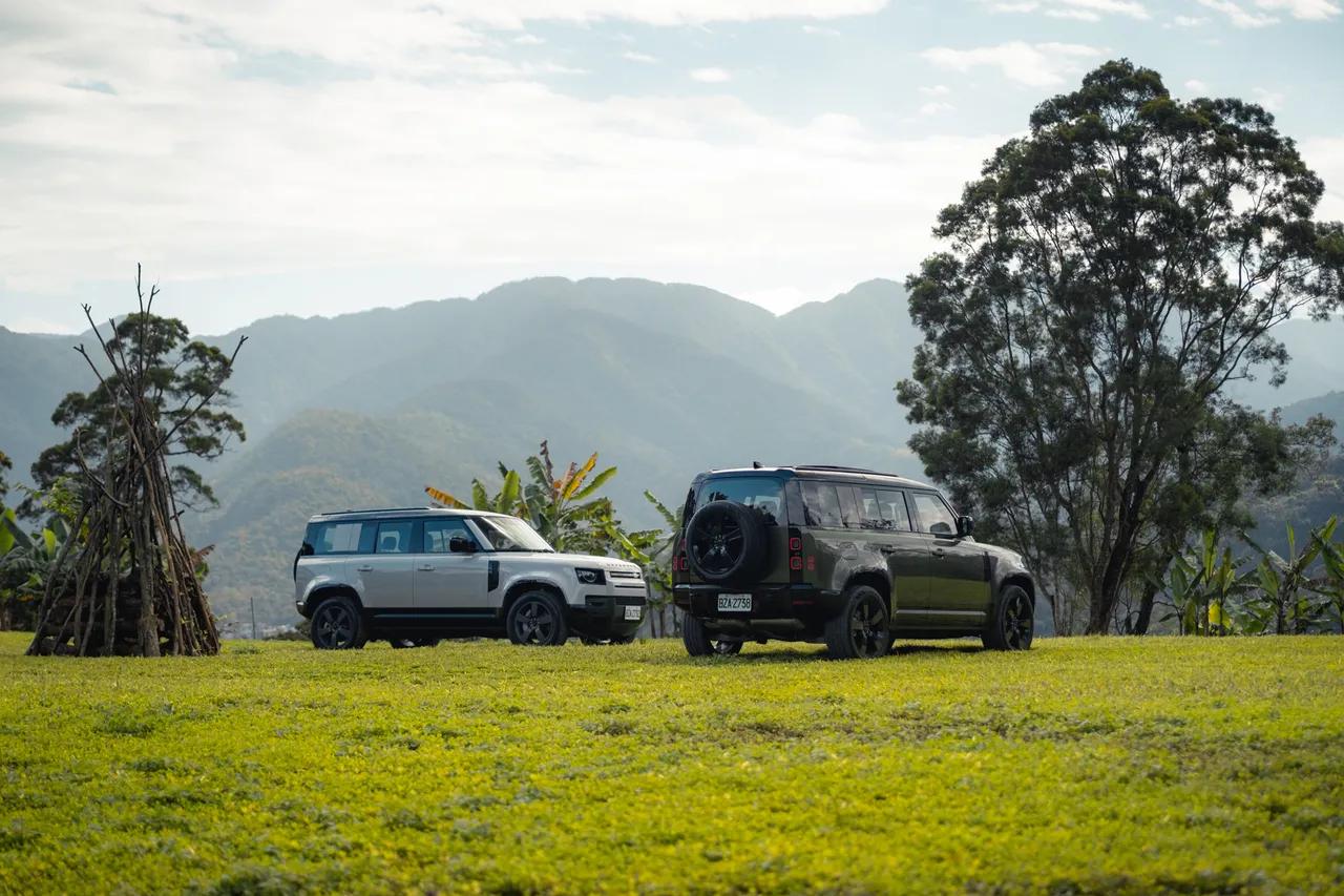 2026年式Defender新增Woolstone Green伍爾斯通綠與Borasco Grey布拉斯卡灰兩款車色。林浩昇攝