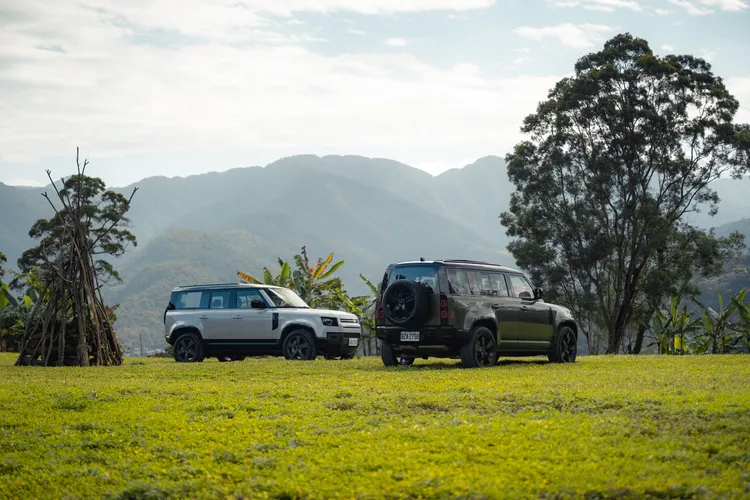 2026年式Defender新增Woolstone Green伍爾斯通綠與Borasco Grey布拉斯卡灰兩款車色。林浩昇攝