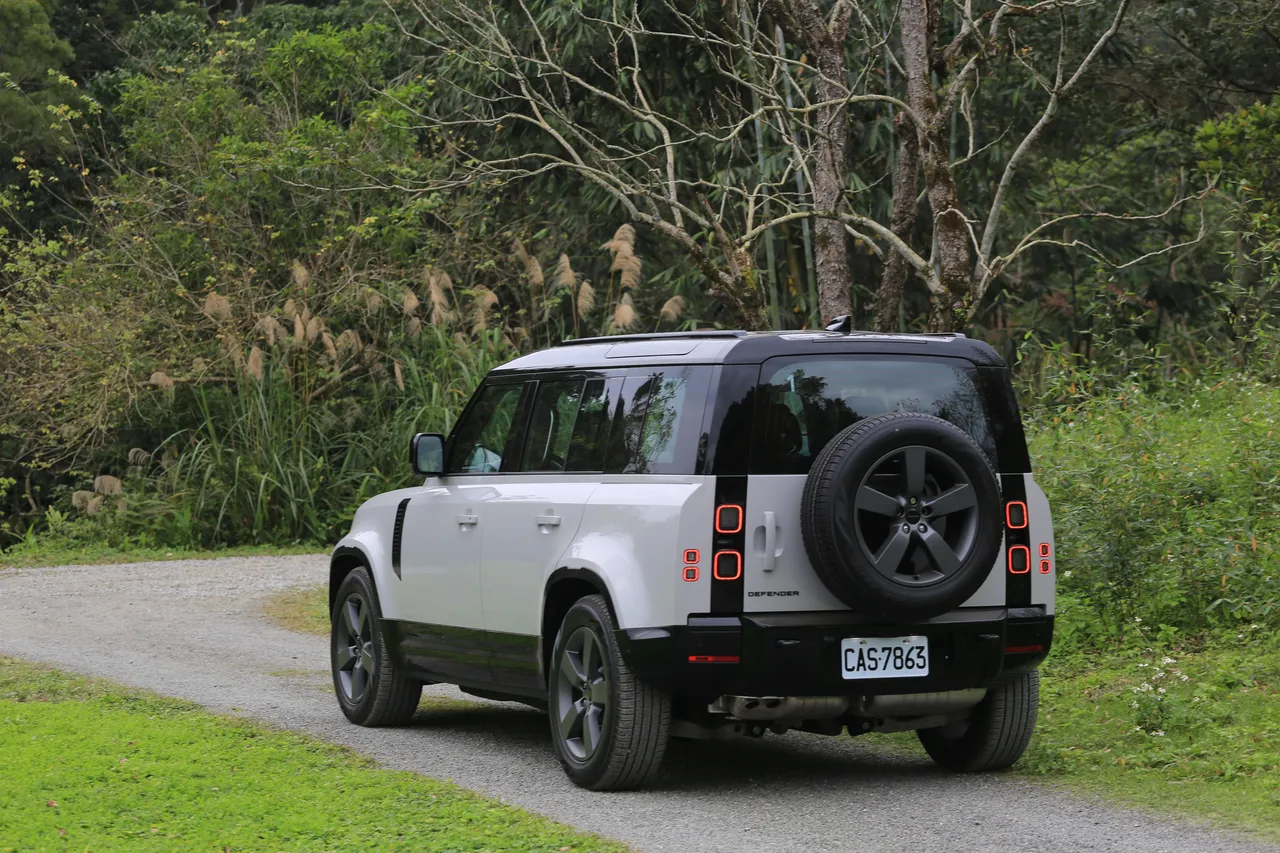 車尾設計延續Defender一貫的實用思維，側開式尾門與外掛備胎依然是最具代表性的元素。簡潔俐落的尾燈排列與筆直線條，讓整體看起來既粗獷又帶點機能美學。林浩昇攝