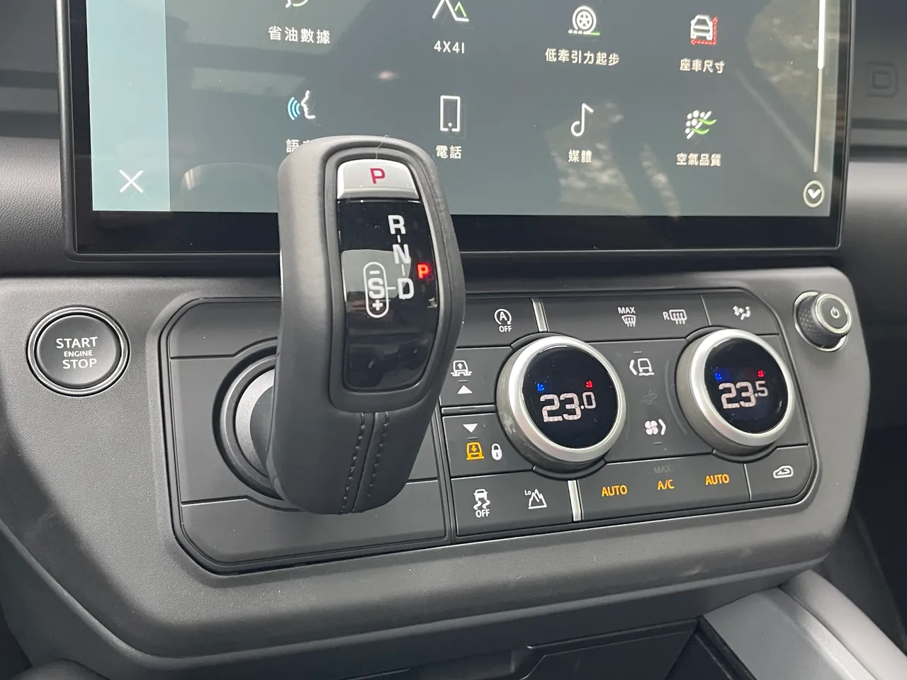 因應螢幕升級，排檔桿角度也同步經過調整。林浩昇攝