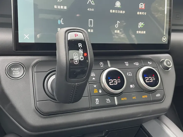 因應螢幕升級，排檔桿角度也同步經過調整。林浩昇攝