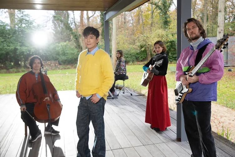 張信哲團隊拍攝的地點，特別選在有「梵谷小鎮」之稱的奧維爾取景。潮水音樂提供