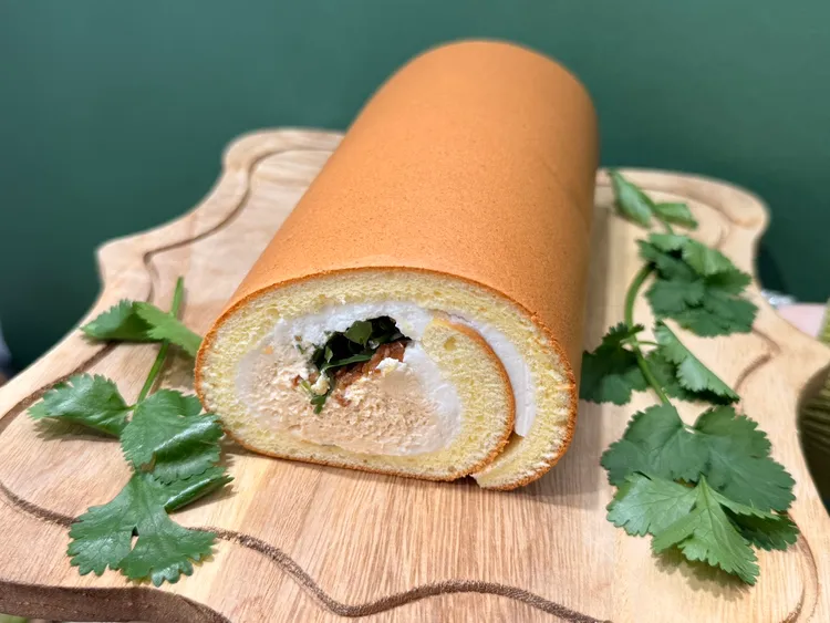 獵奇口味「香菜花生生乳捲」，將新鮮香菜與焦糖花生、北海道奶霜捲入泡芙蛋糕中。陳揚盛攝