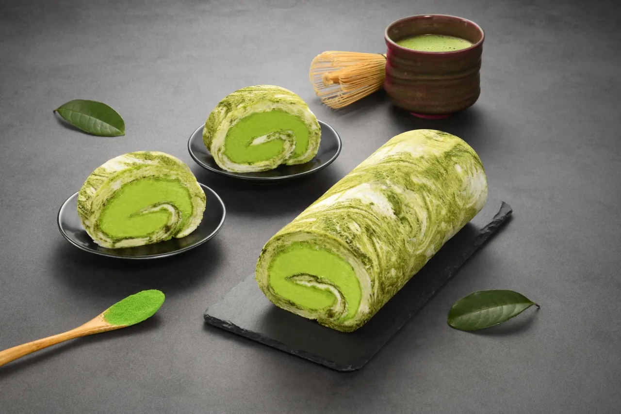 手工拉花的大理石紋如山水潑墨畫，亞尼克雪天使抹茶生乳捲，售價699元。業者提供