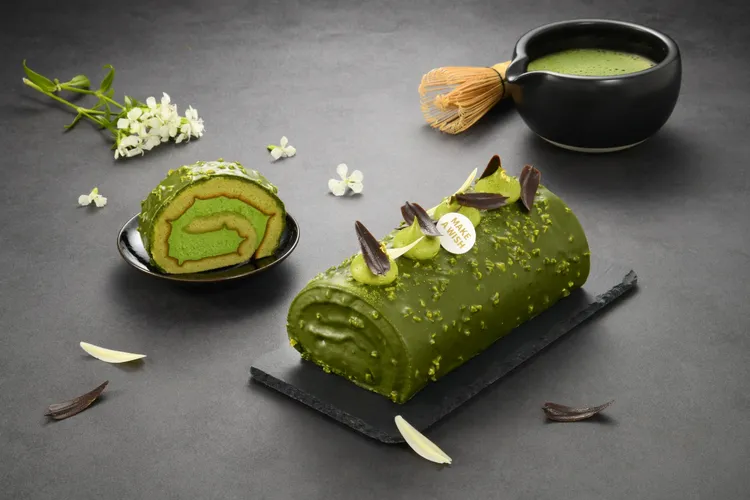 獨有華麗造型入口即化，亞尼克宇治抹茶脆皮巧克力生乳捲，售價799元。業者提供