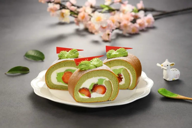 天作之合的風味，亞尼克新品宇治抹茶鮮莓生乳捲切片，售價175元。業者提供