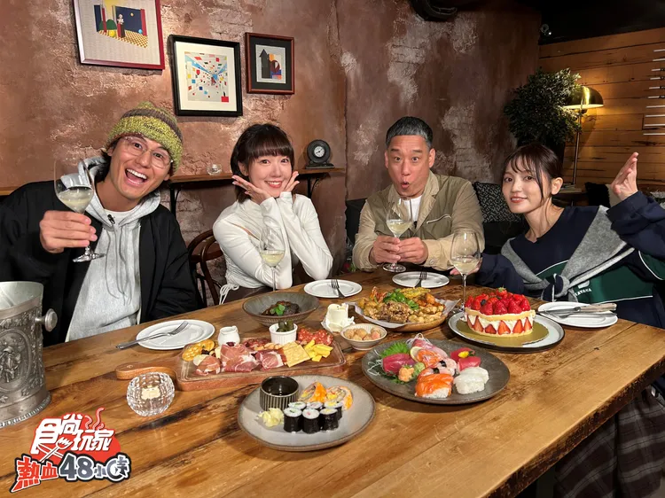 泱泱自爆酒量差，打造大人系酒吧顛覆甜美形象震驚友人。（圖左起）風田、泱泱、阿龐、朵拉。TVBS提供