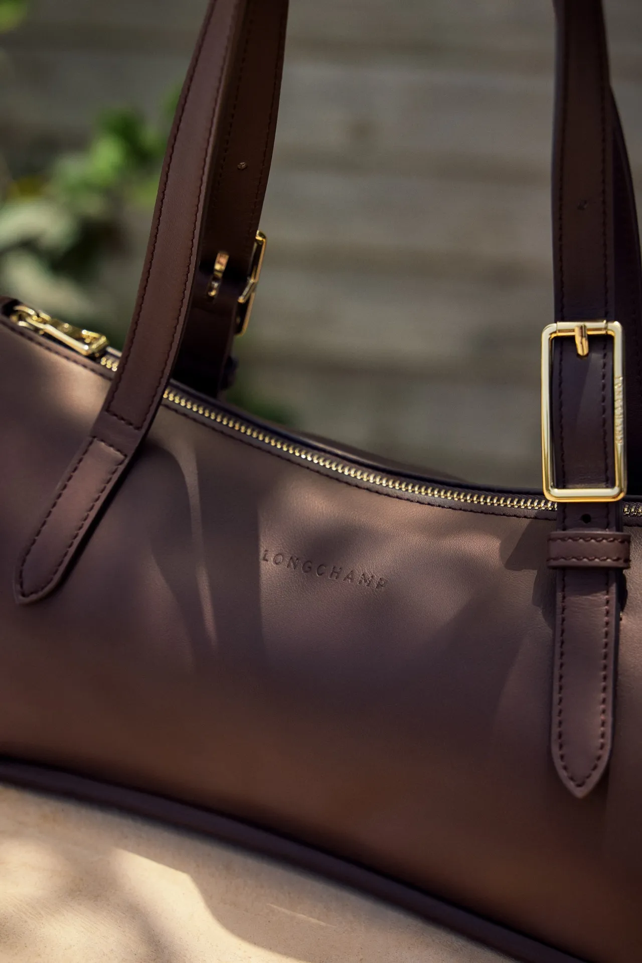 Looong系列設計靈感汲取自Longchamp經典馬皮具工藝，包身呈現馬鞍般的柔軟弧度。品牌提供