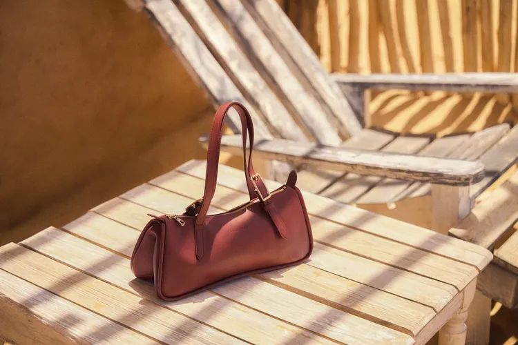 Looong系列的外觀設計一如其名稱，採用橫向延伸的修長極簡廓形。品牌提供